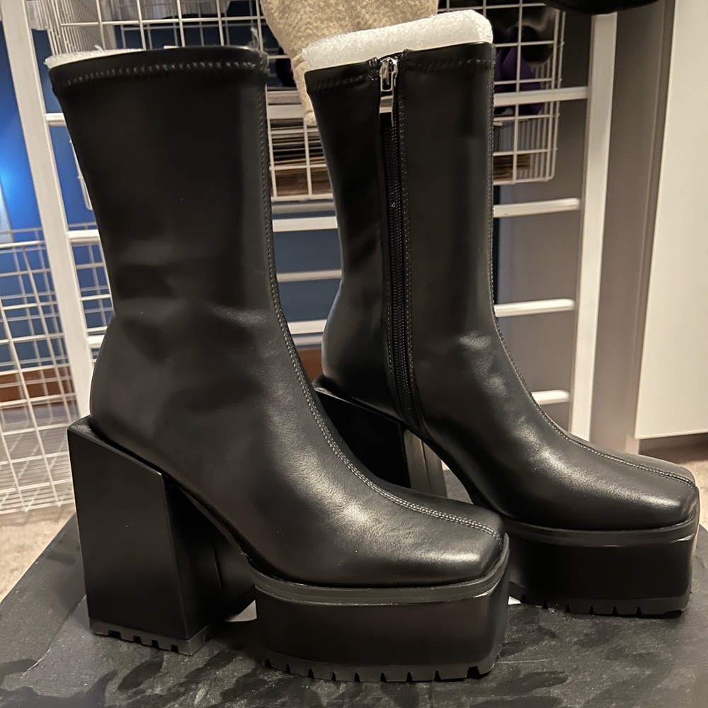 NWT poster grl platform boots